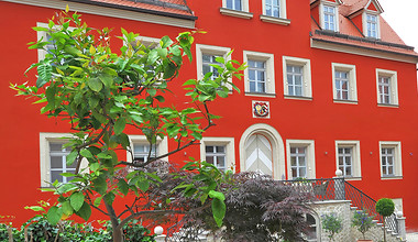 Nach aufwändiger Restaurierung leuchtet das Schlosshotel heute in schönstem "Betzensteiner Rot"